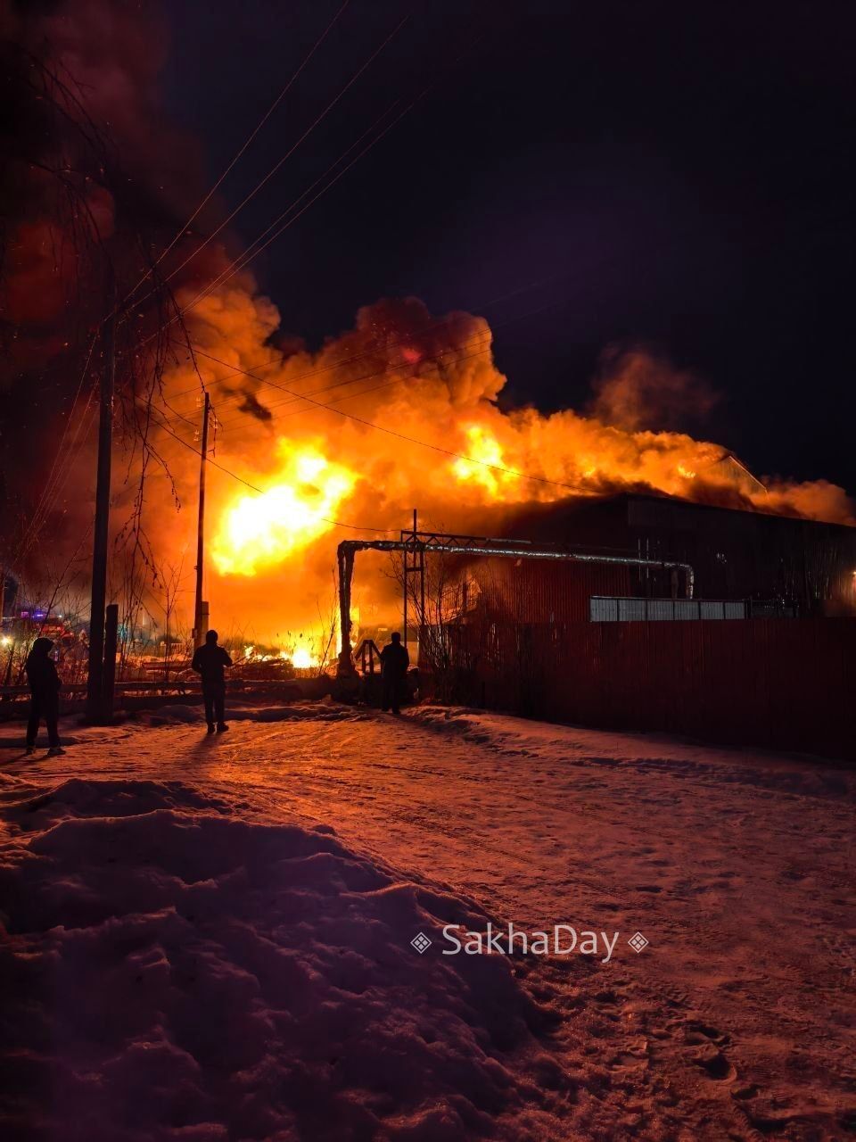 #пишут Вчера в 19.45 сгорел 3-этажный дом и склад по ул. Кржижановского 67/1. @sakhaday #пишут Вчера в 19.45 сгорел 3-этажный дом и склад по ул. Кржижановского 67/1. @sakhaday