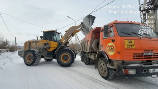 Кадры работ по уборке снега
