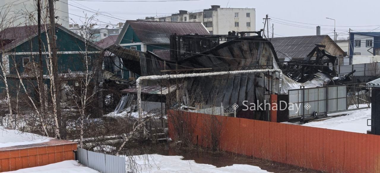 #пишут Вчера в 19.45 сгорел 3-этажный дом и склад по ул. Кржижановского 67/1. @sakhaday #пишут Вчера в 19.45 сгорел 3-этажный дом и склад по ул. Кржижановского 67/1. @sakhaday