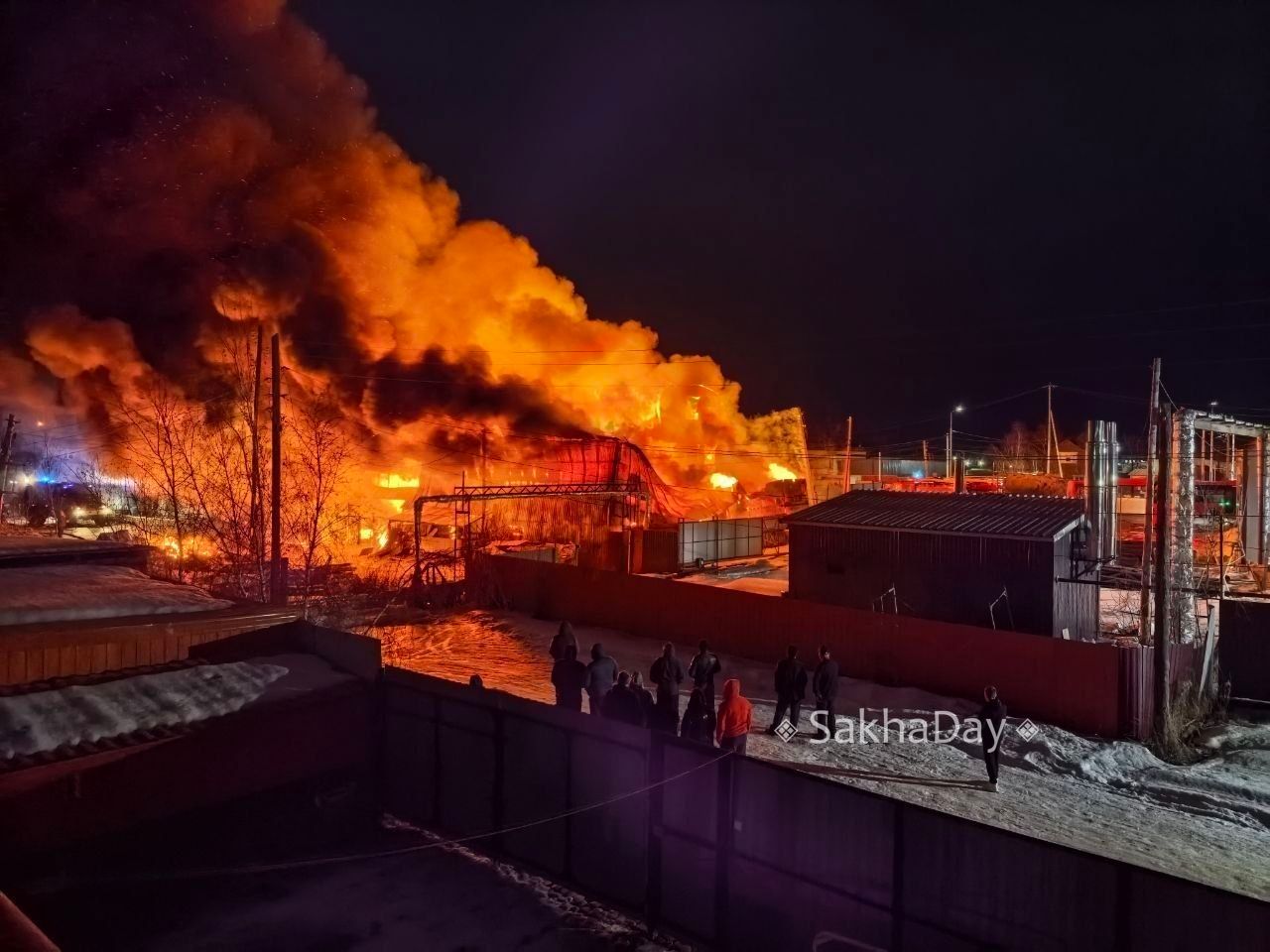 #пишут Вчера в 19.45 сгорел 3-этажный дом и склад по ул. Кржижановского 67/1. @sakhaday #пишут Вчера в 19.45 сгорел 3-этажный дом и склад по ул. Кржижановского 67/1. @sakhaday