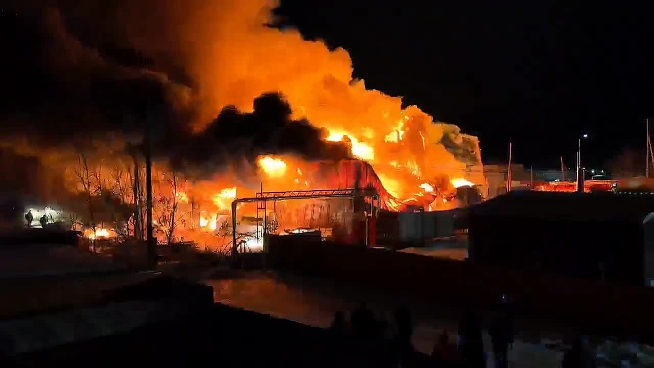 #пишут Вчера в 19.45 сгорел 3-этажный дом и склад по ул. Кржижановского 67/1. @sakhaday