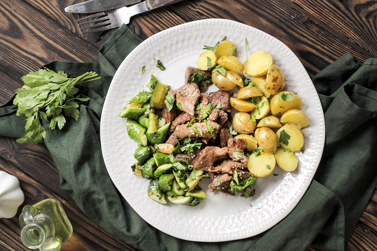 Говядина с картофелем и маринованными огурцами