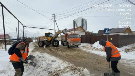 Кадры работ по уборке снега