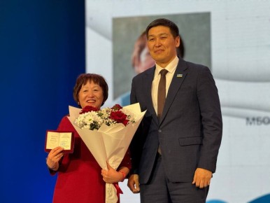 Родина народных учителей: в Якутске чествовали 150-летние традиции образования Верхневилюйского улуса