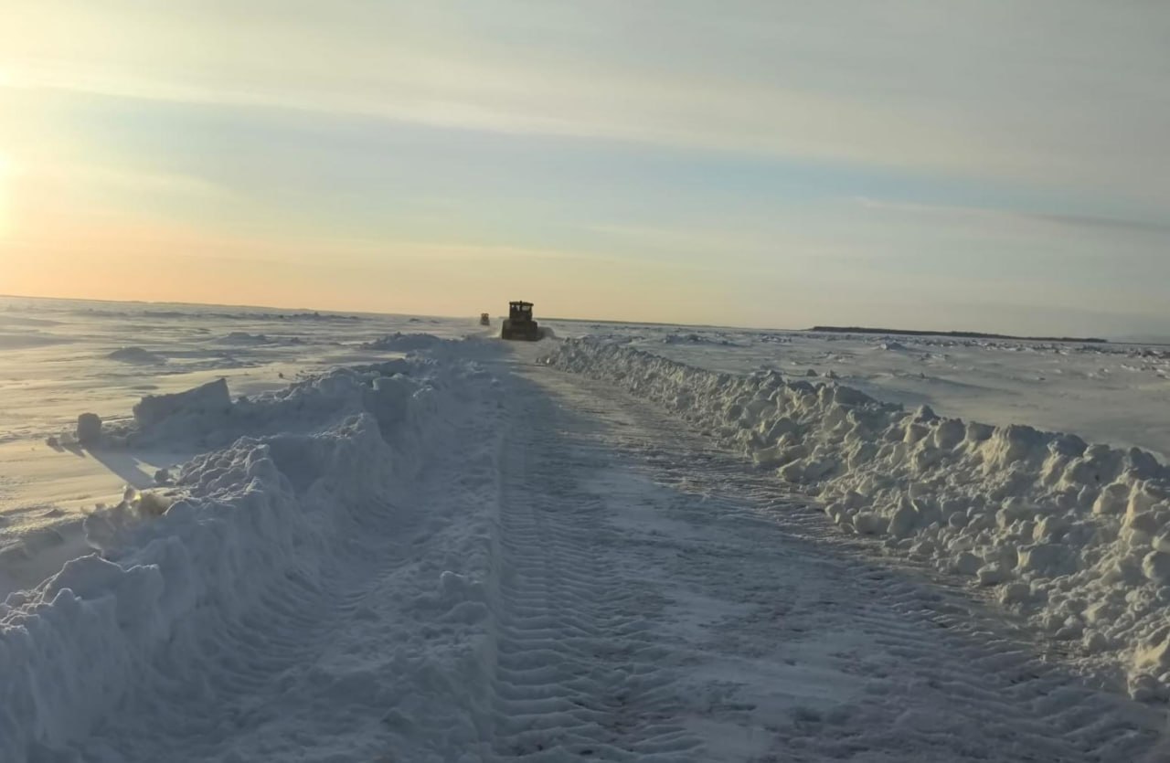 Дорожники расчистили заметенный зимник в Кобяйском районе