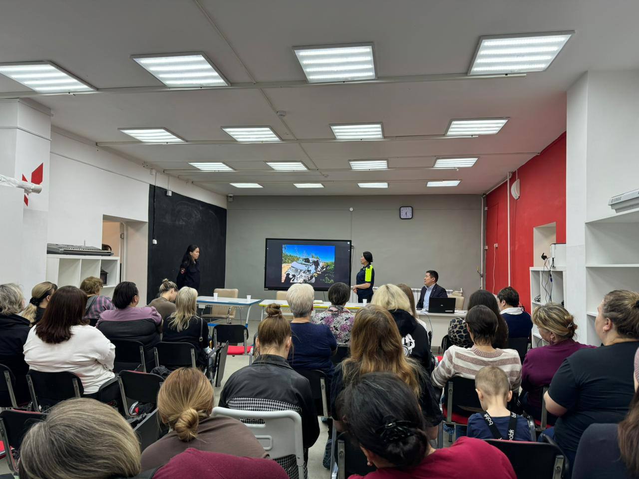 «Безопасные каникулы». В преддверии весенних каникул сотрудники ОСБ ДПС Госавтоинспекции МВД по РС(Я) и Отдела Госавтоинспекции МУ МВД России «Якутское» провели во всех общеобразовательных учреждениях г.Якутска лекции по... «Безопасные каникулы». В преддверии весенних каникул сотрудники ОСБ ДПС Госавтоинспекции МВД по РС(Я) и Отдела Госавтоинспекции МУ МВД России «Якутское» провели во всех общеобразовательных учреждениях г.Якутска лекции по...