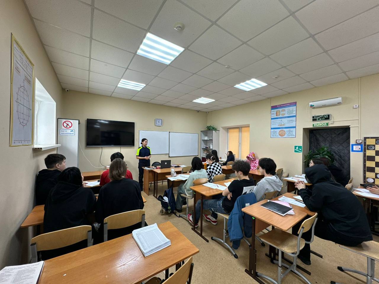 «Безопасные каникулы». В преддверии весенних каникул сотрудники ОСБ ДПС Госавтоинспекции МВД по РС(Я) и Отдела Госавтоинспекции МУ МВД России «Якутское» провели во всех общеобразовательных учреждениях г.Якутска лекции по... «Безопасные каникулы». В преддверии весенних каникул сотрудники ОСБ ДПС Госавтоинспекции МВД по РС(Я) и Отдела Госавтоинспекции МУ МВД России «Якутское» провели во всех общеобразовательных учреждениях г.Якутска лекции по...