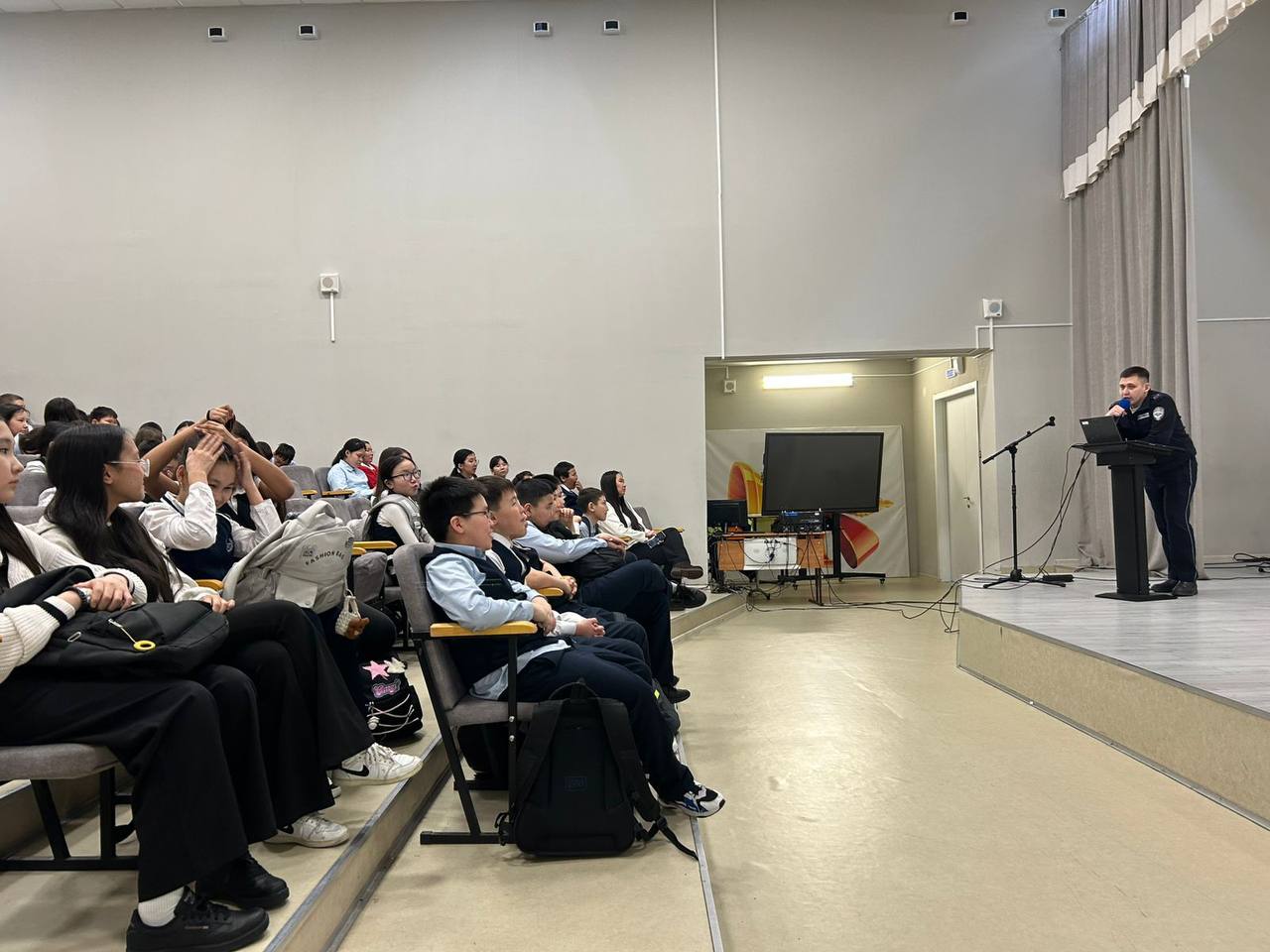 «Безопасные каникулы». В преддверии весенних каникул сотрудники ОСБ ДПС Госавтоинспекции МВД по РС(Я) и Отдела Госавтоинспекции МУ МВД России «Якутское» провели во всех общеобразовательных учреждениях г.Якутска лекции по... «Безопасные каникулы». В преддверии весенних каникул сотрудники ОСБ ДПС Госавтоинспекции МВД по РС(Я) и Отдела Госавтоинспекции МУ МВД России «Якутское» провели во всех общеобразовательных учреждениях г.Якутска лекции по...