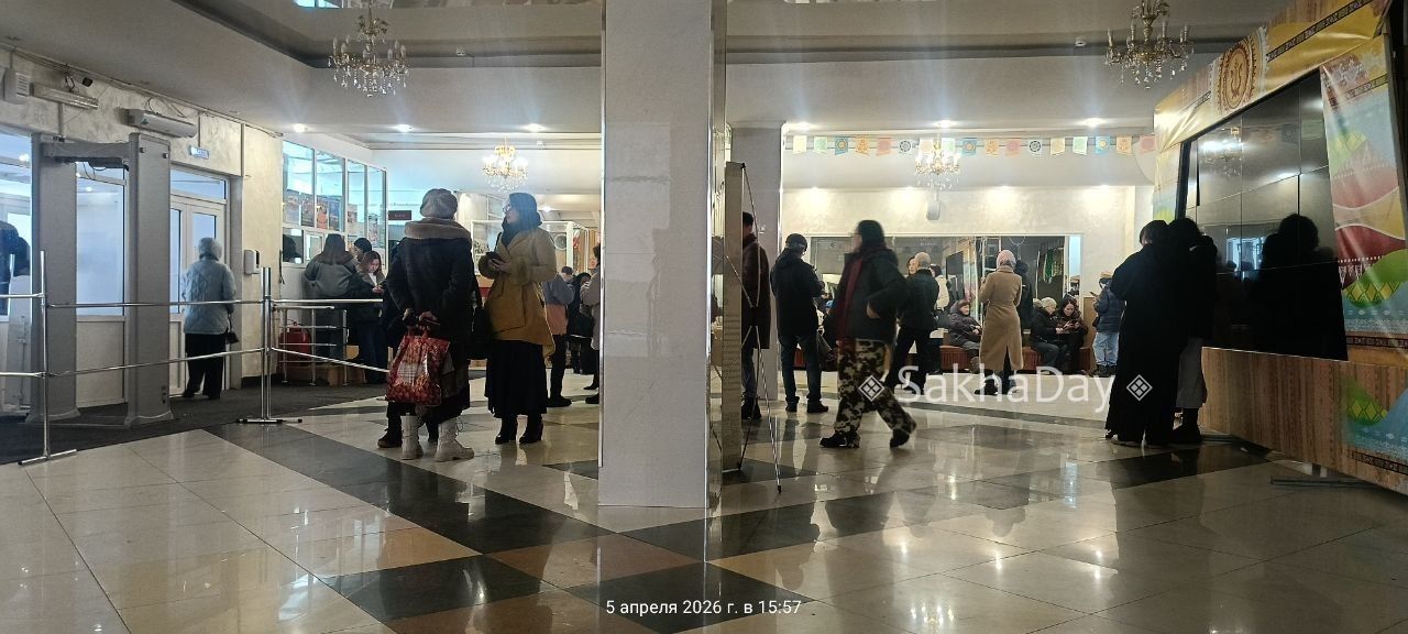 Сегодня многие якутяне пришли на концерт "при свечах", который рекламировался вполне официально Сегодня многие якутяне пришли на концерт "при свечах", который рекламировался вполне официально