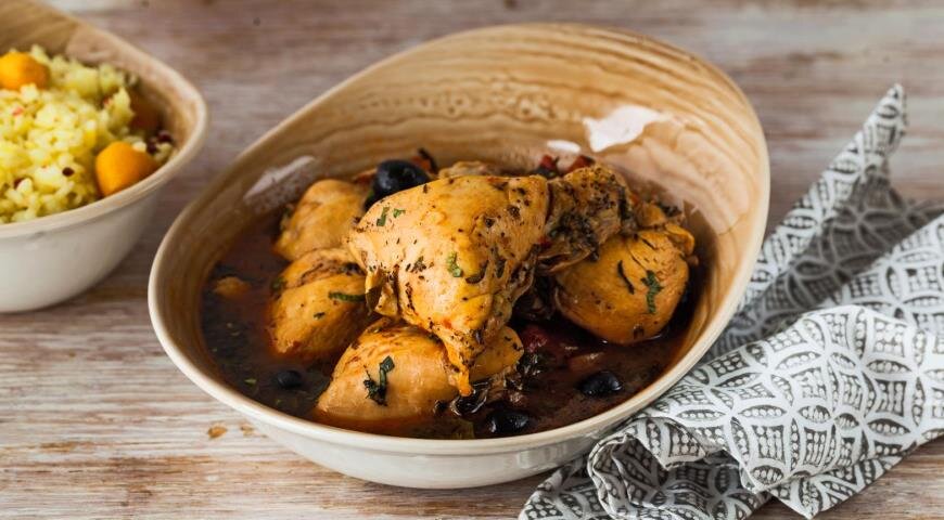 Куриное удовольствие: тушёная курица с помидорами и оливками по рецепту из Ниццы