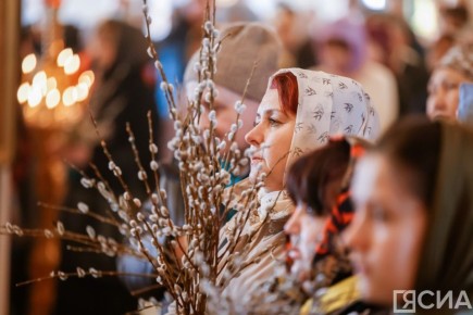 Сотни верующих приняли участие в праздничном богослужении Вербного воскресенья