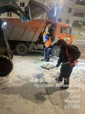 Ночные работы по вывозу снега с тротуаров, пр. Ленина