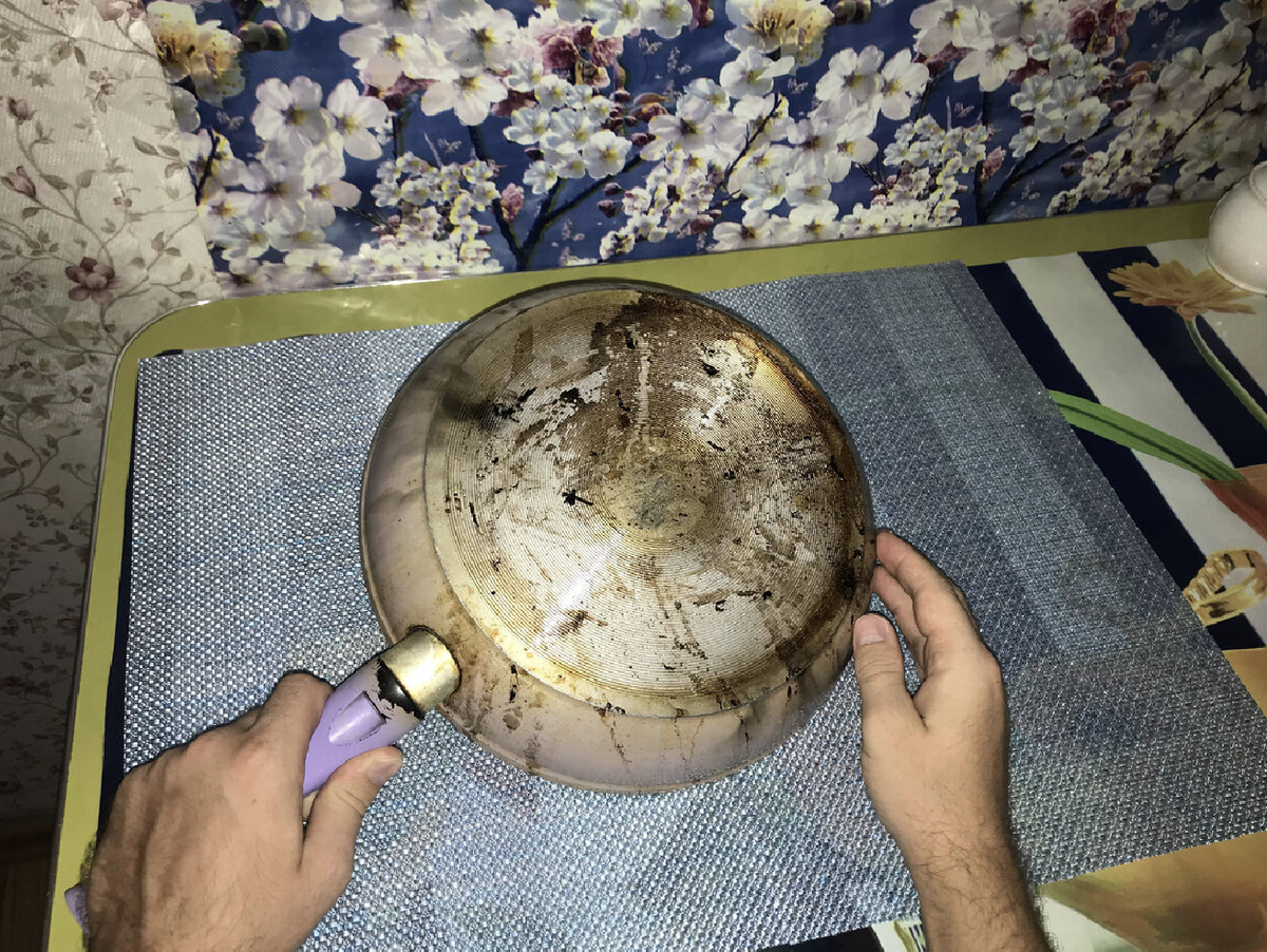 Неожиданное решение: как таблетки для посудомоечной машины помогают очистить сковороды