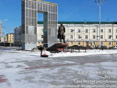 Муниципальными дворниками проведены работы по наведению порядка на территории Центрального округа: уборка снега в скверах и сбор мусора