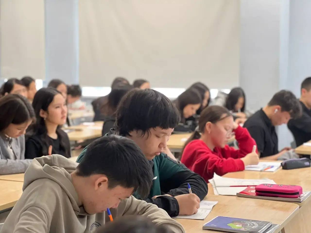 «Десант» знаний для выпускников Таттинского и Томпонского районов от народного депутата Виктора Лебедева