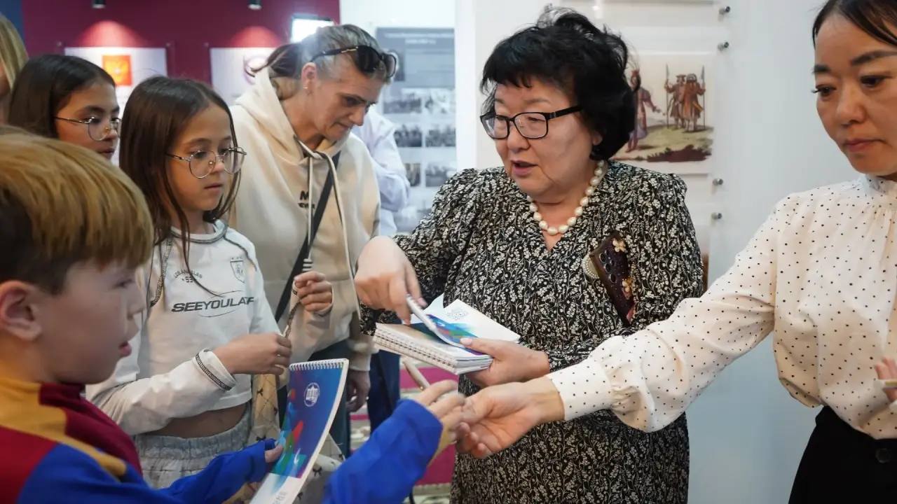 Председатель комитета по вопросам коренных малочисленных народов Севера и делам Арктики Ил Тумэн Елена Голомарева встретилась с детьми из п. Черский Нижнеколымского района. Театр танца «Каданс» из небольшого арктического... Председатель комитета по вопросам коренных малочисленных народов Севера и делам Арктики Ил Тумэн Елена Голомарева встретилась с детьми из п. Черский Нижнеколымского района. Театр танца «Каданс» из небольшого арктического...