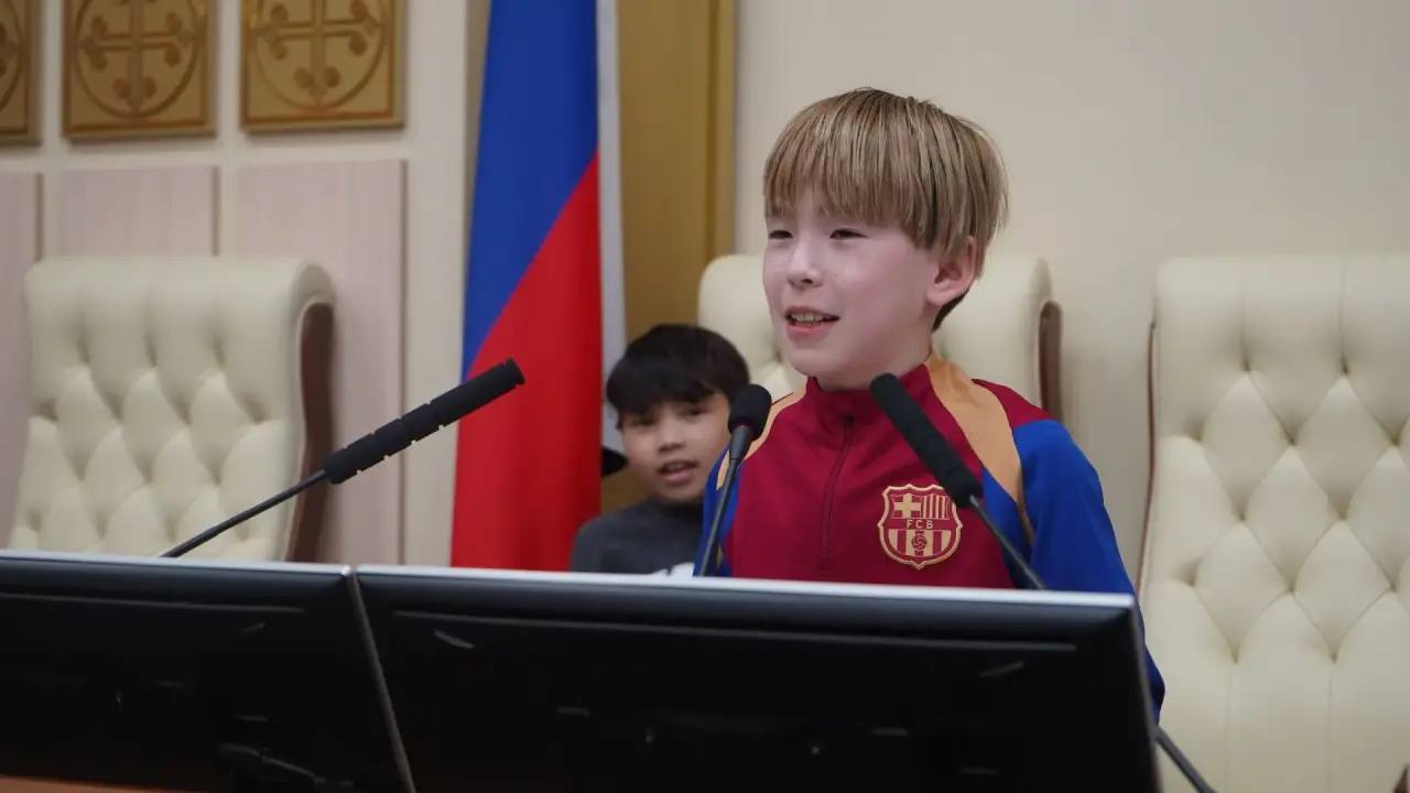 Председатель комитета по вопросам коренных малочисленных народов Севера и делам Арктики Ил Тумэн Елена Голомарева встретилась с детьми из п. Черский Нижнеколымского района. Театр танца «Каданс» из небольшого арктического... Председатель комитета по вопросам коренных малочисленных народов Севера и делам Арктики Ил Тумэн Елена Голомарева встретилась с детьми из п. Черский Нижнеколымского района. Театр танца «Каданс» из небольшого арктического...