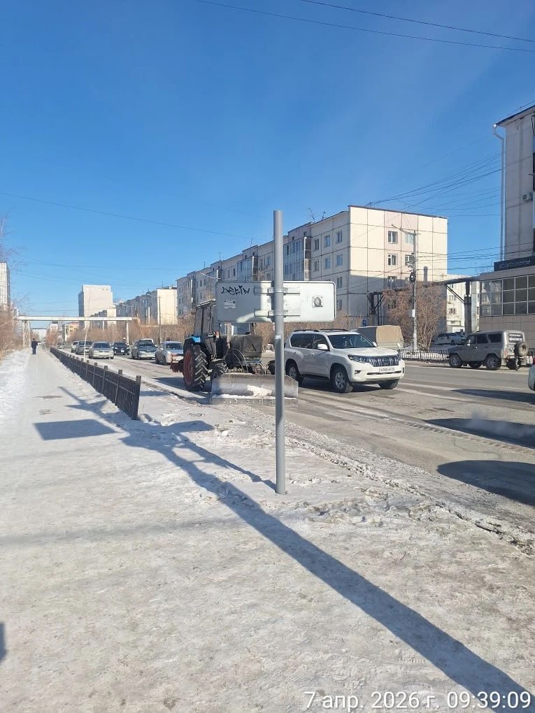 Уборка снега, перекресток ул. Пояркова и ул. Петра Алексеева