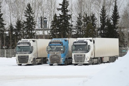 Фуры объезжают весовой контроль по дороге к кладбищу