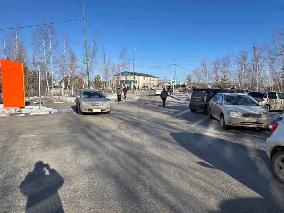 30 марта около 8 часов утра 35-летний водитель, управляя транспортным средством марки “Toyota Allion”, двигаясь внутри дворовой территории, при повороте направо совершил наезд на несовершеннолетнего пешехода