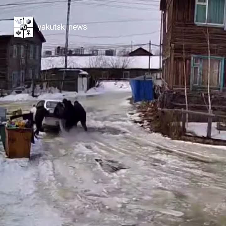 В Якутске врач может отказаться приезжать к пациентке из-за затопленного двора