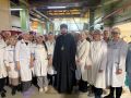 Иеромонах Никандр благословляет пекарей Якутского хлебокомбината