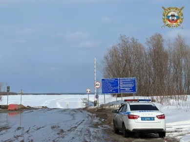 Сотрудники Госавтоинспекции совместно со специалистами ГКУ «Управтодор РС(Я)» провели профилактическую акцию «Безопасный лед» на ледовой переправе через реку Лена «Хатассы-Павловск»