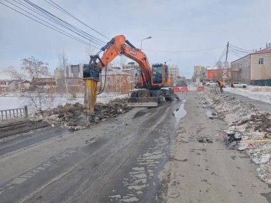 На улице Дежнева в Якутске открыли движение и готовятся к замене сетей