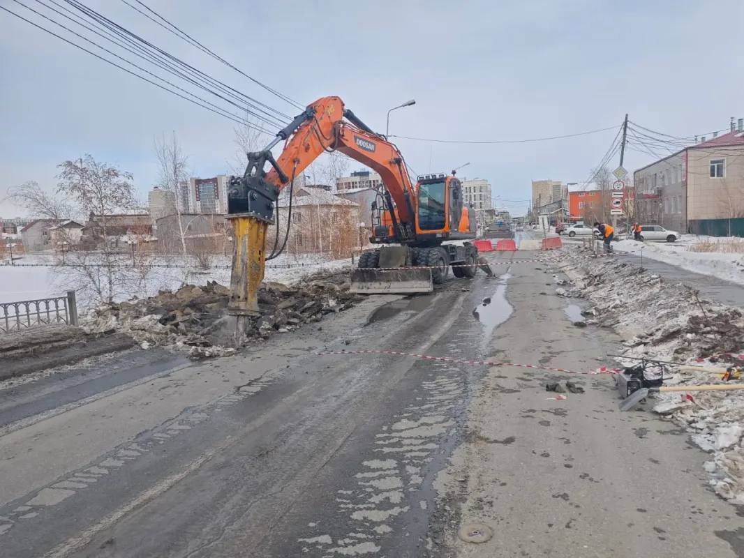 На улице Дежнева в Якутске открыли движение и готовятся к замене сетей