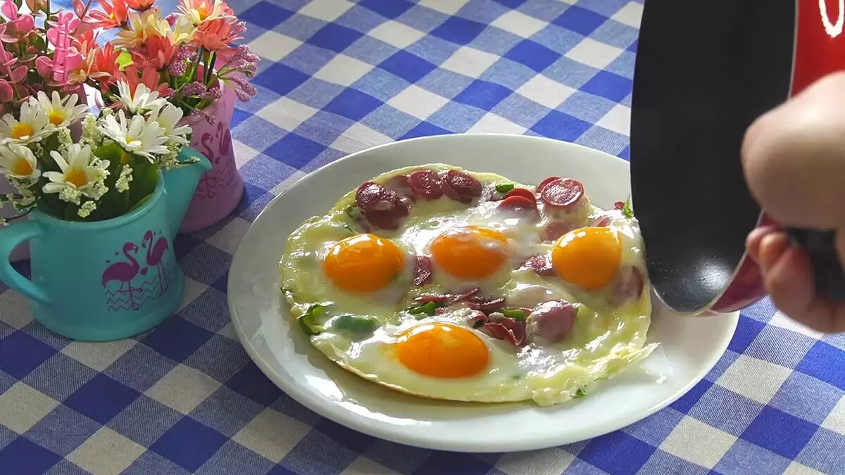 Необычные яйца на завтрак: как приготовить яичницу с колбасой и овощами