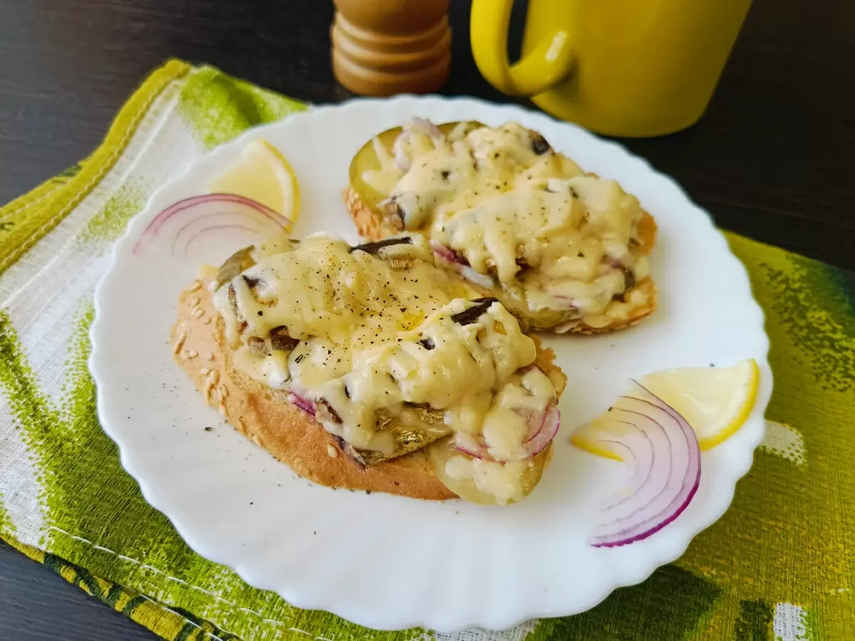 Горячие бутерброды со шпротами: быстрый и вкусный перекус