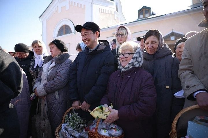 Айсен Николаев освятил пасхальные куличи в Преображенском соборе Якутска