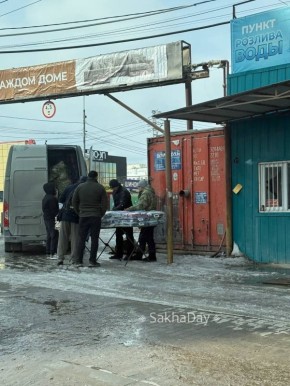 На улицах столицы появились продавцы постельного белья