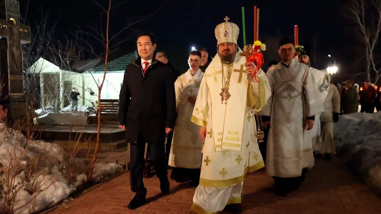 Глава Якутии Айсен Николаев принял участие в пасхальном богослужении