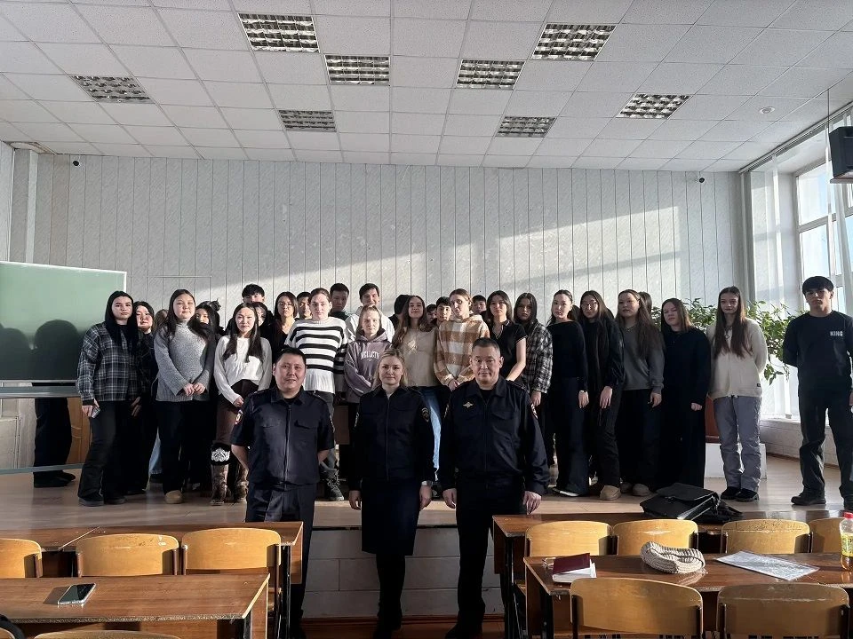 В Якутии полицейские проводят профилактические встречи с молодежью в рамках акции «Чистое поколение» В Якутии полицейские проводят профилактические встречи с молодежью в рамках акции «Чистое поколение»