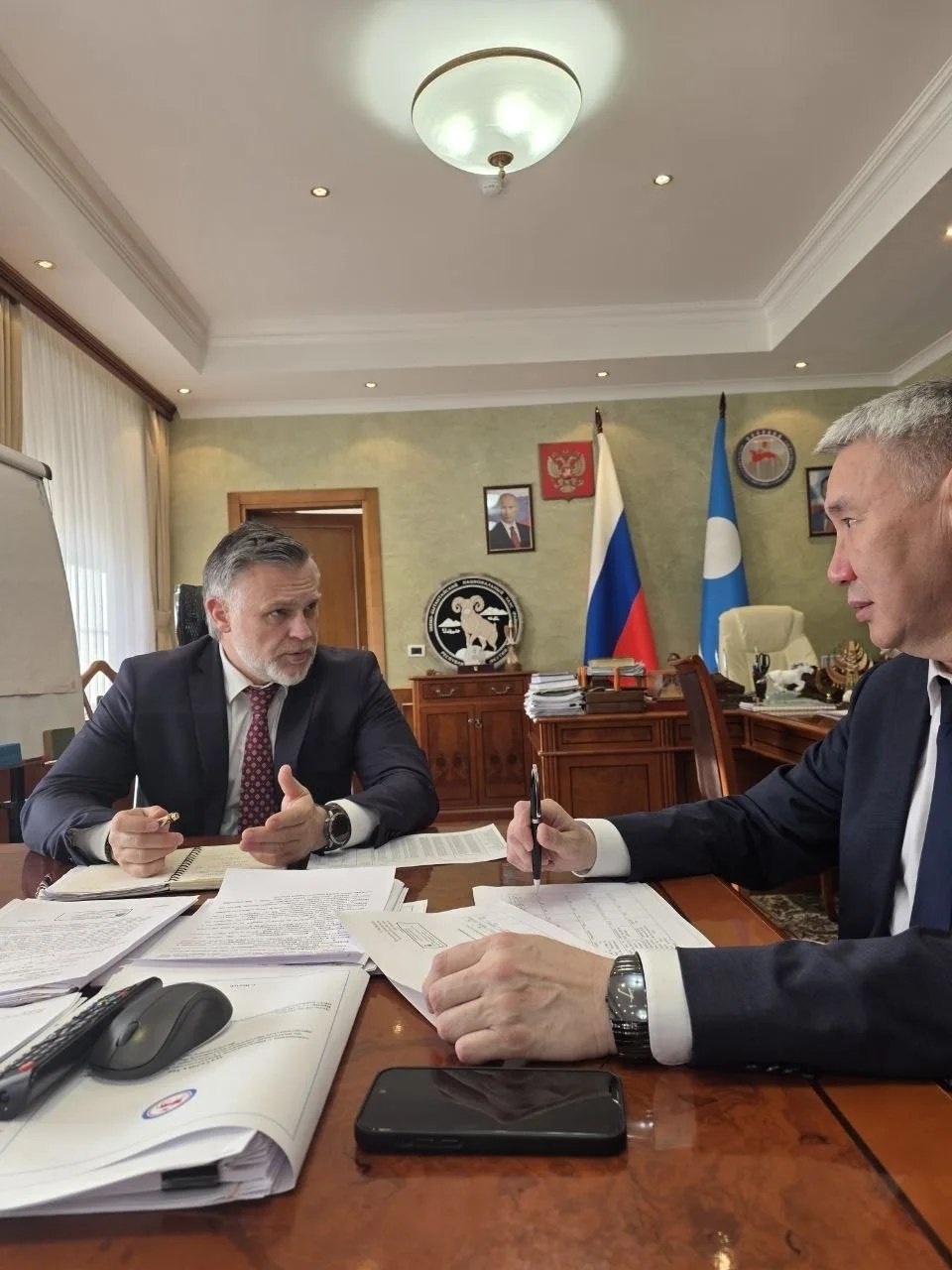 Кирилл Бычков: В рамках проходящего в эти дни X съезда Совета муниципальных образований РС(Я) встретился с главами пяти районов, чтобы подробно обсудить назревшие на местах вопросы