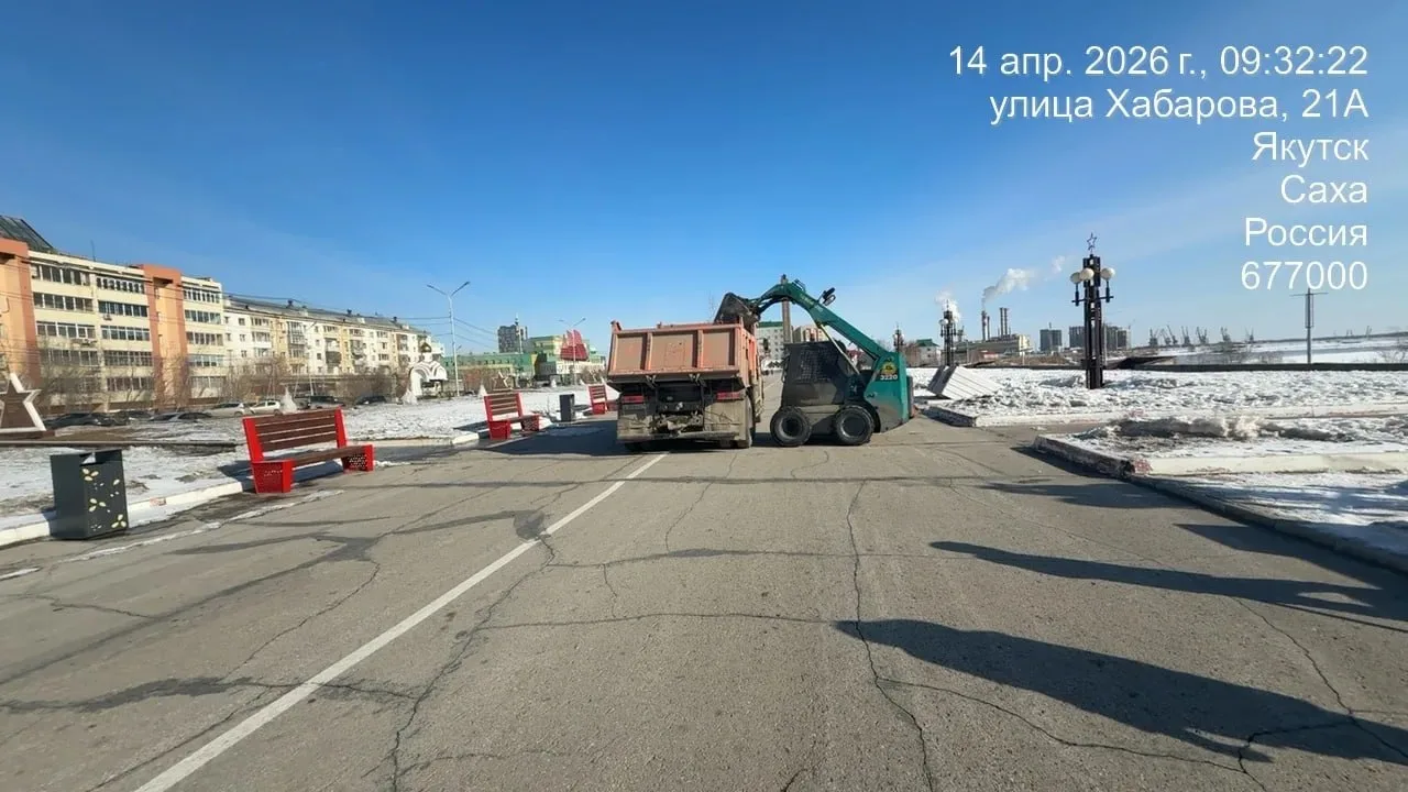 На площади Победы и площади Орджоникидзе силами АО «Якутдорстрой» проводится уборка остатков снега, наледей и механизированное подметание На площади Победы и площади Орджоникидзе силами АО «Якутдорстрой» проводится уборка остатков снега, наледей и механизированное подметание