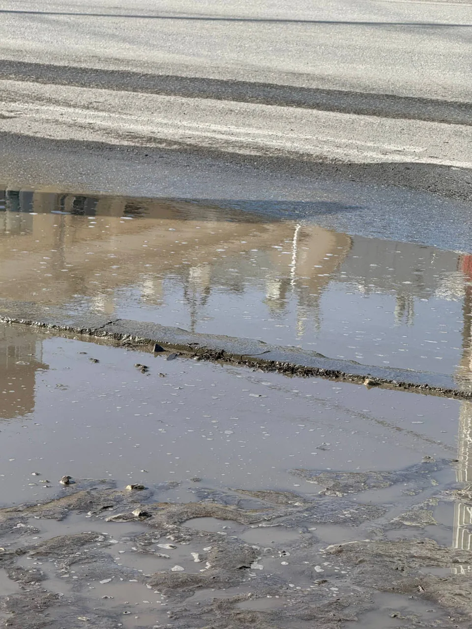 Фотофакт: почему-то до конца не убрали