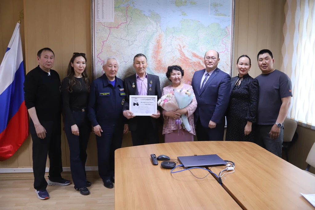 В Якутии наградили супругов, спасших шесть человек на Алдане