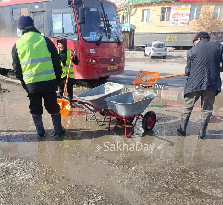 По словам очевидцев, подобные работы могли быть организованы после критики за несвоевременную уборку снега