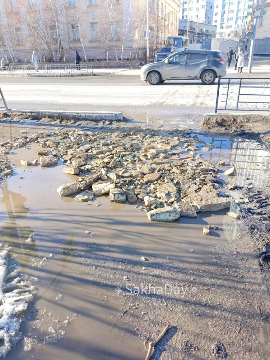 #пишут Фото рядом с остановкой, где воду черпали лопатами в тележки