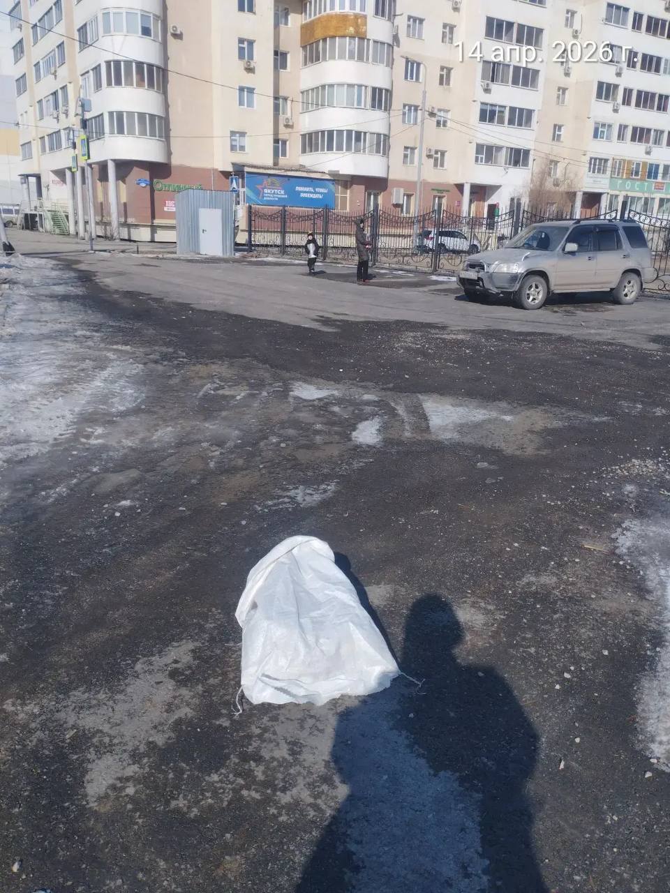 Муниципальными дворниками Управы Гагаринского округа проводится ежедневная работа по подбору случайного мусора по территории округа, вдоль автострады 50 лет Октября, на общественных пространствах, общественных санитарных... Муниципальными дворниками Управы Гагаринского округа проводится ежедневная работа по подбору случайного мусора по территории округа, вдоль автострады 50 лет Октября, на общественных пространствах, общественных санитарных...