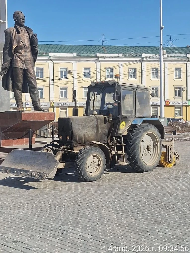 На площади Победы и площади Орджоникидзе силами АО «Якутдорстрой» проводится уборка остатков снега, наледей и механизированное подметание На площади Победы и площади Орджоникидзе силами АО «Якутдорстрой» проводится уборка остатков снега, наледей и механизированное подметание