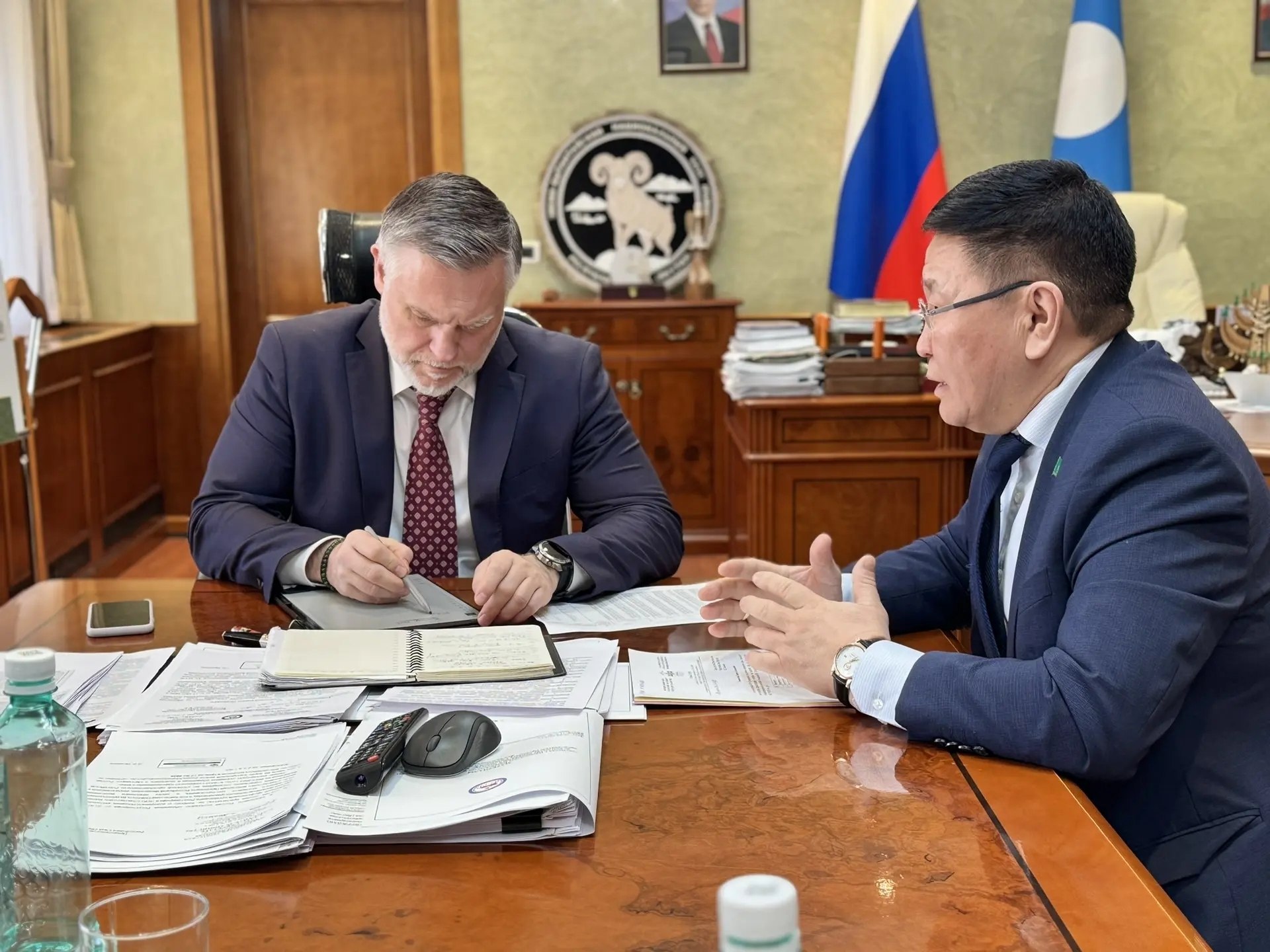 Кирилл Бычков: В рамках проходящего в эти дни X съезда Совета муниципальных образований РС(Я) встретился с главами пяти районов, чтобы подробно обсудить назревшие на местах вопросы Кирилл Бычков: В рамках проходящего в эти дни X съезда Совета муниципальных образований РС(Я) встретился с главами пяти районов, чтобы подробно обсудить назревшие на местах вопросы