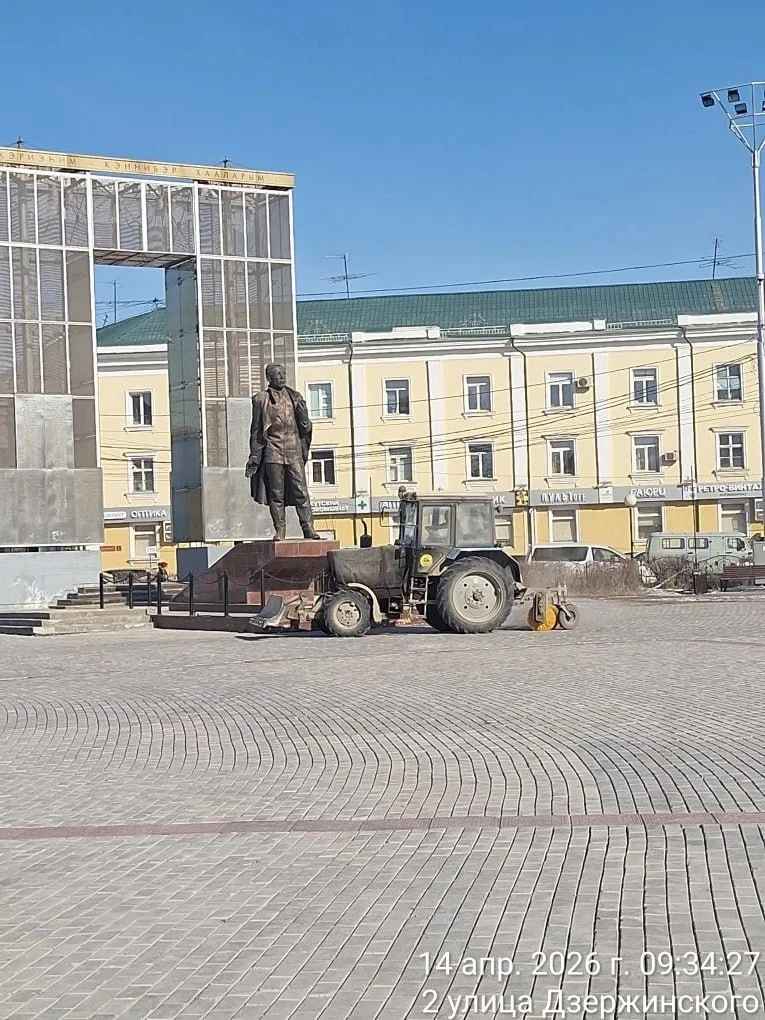 На площади Победы и площади Орджоникидзе силами АО «Якутдорстрой» проводится уборка остатков снега, наледей и механизированное подметание На площади Победы и площади Орджоникидзе силами АО «Якутдорстрой» проводится уборка остатков снега, наледей и механизированное подметание