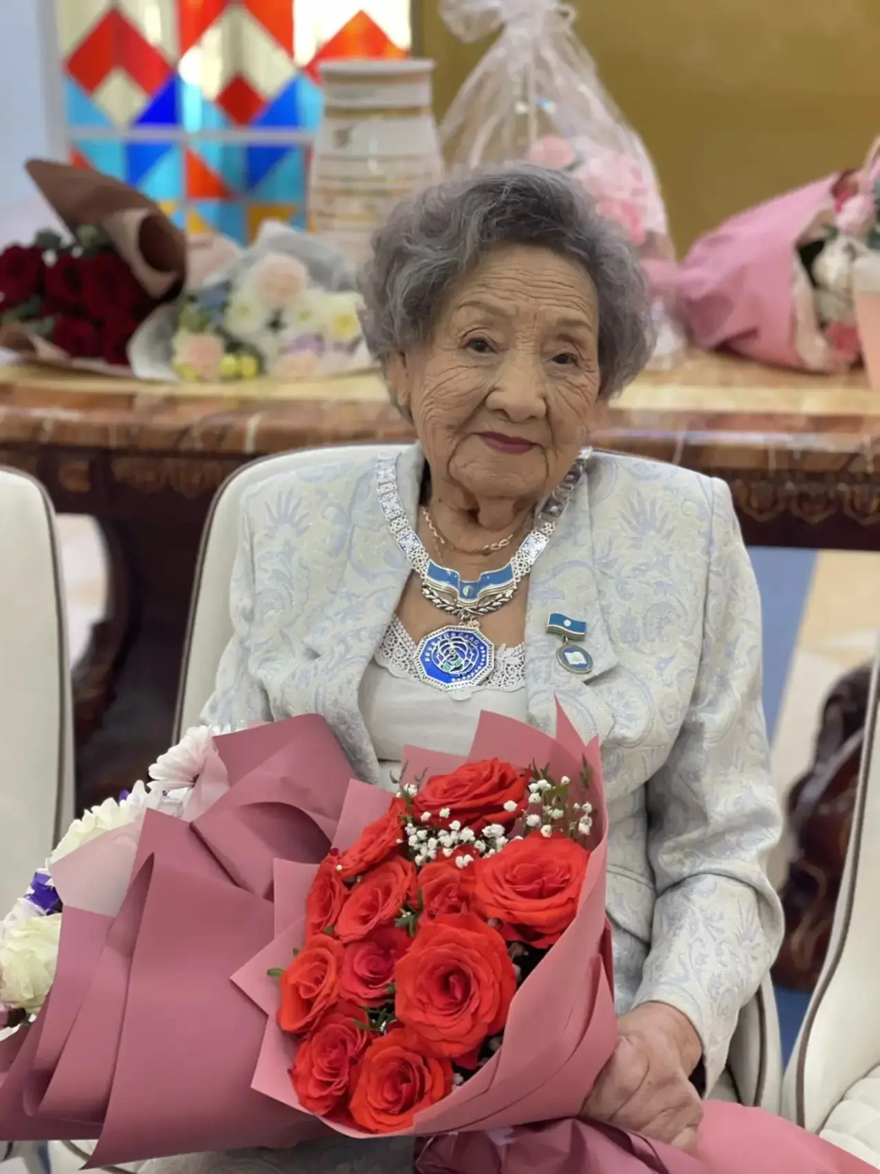 Айсен Николаев: Сегодня мы чествуем человека удивительной судьбы - свой 100-летний юбилей отмечает Почетный ветеран системы образования республики Роза Петровна Попова