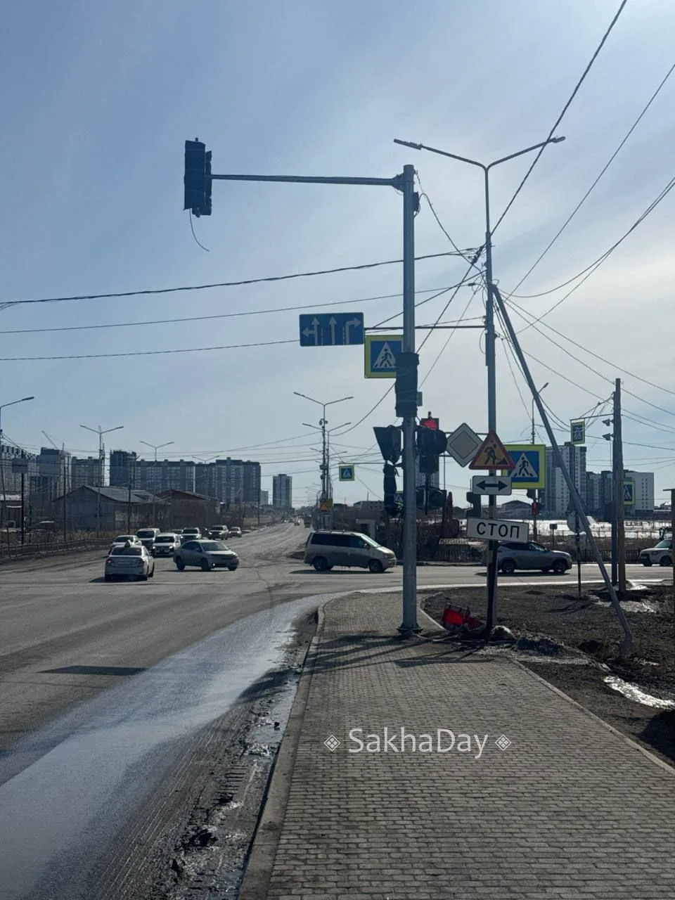 После ремонта по ул. Ойунского: Почему новый светофор посередине тротуара? И сейчас он загораживает старый светофор