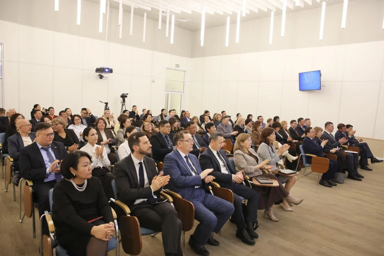 Как главный врач ЯРОКБ принял участие во встрече, которую провел Глава республики Айсен Сергеевич Николаев с представителями медицинского сообщества Как главный врач ЯРОКБ принял участие во встрече, которую провел Глава республики Айсен Сергеевич Николаев с представителями медицинского сообщества