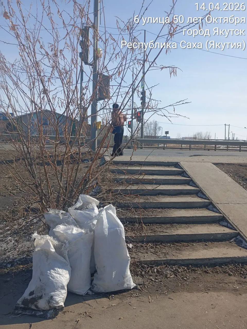 Муниципальными дворниками Управы Гагаринского округа проводится ежедневная работа по подбору случайного мусора по территории округа, вдоль автострады 50 лет Октября, на общественных пространствах, общественных санитарных... Муниципальными дворниками Управы Гагаринского округа проводится ежедневная работа по подбору случайного мусора по территории округа, вдоль автострады 50 лет Октября, на общественных пространствах, общественных санитарных...
