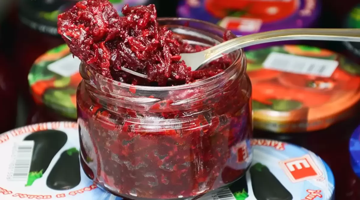 Простой и вкусный салат из свеклы на зиму: секреты приготовления